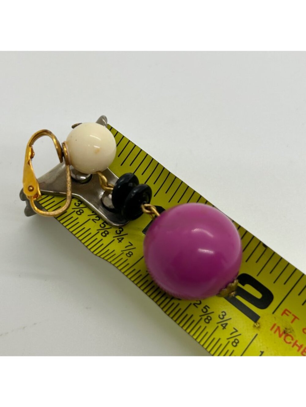 Vintage 1960s Dangle Earrings Clip-On Acrylic Pink White & Black Mod Design - Picture 11 of 12